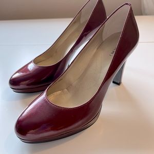 [SOLD] Tahari Patent Pumps with Gold Detailing